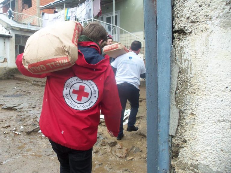 Kryqi i Kuq ndihmon tri familje në Lipjan
