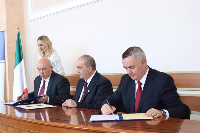 Kryetari Imri Ahmeti nënshkruan marrëveshje binjakëzimit me Komunat Frascineto dhe Civita nga Italia