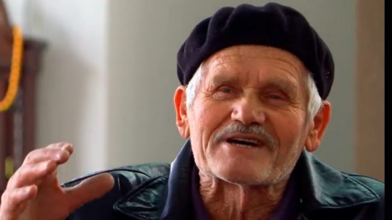 Plaku boshnjak që pastron xhaminë e Lipjanit çdo ditë, thotë se i do shumë njerëzit e këtij vendi