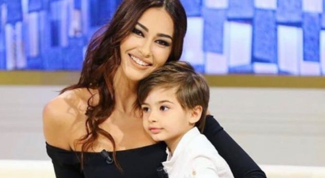Dy vite pas divorcit, Adrola Dushi e lumtur në krahët e një supermashkulli-FOTOT