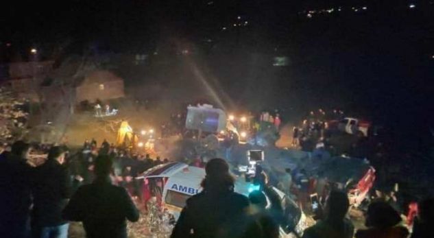 Dëshmitari i tragjedisë në Maqedoni qan derisa rrëfen se si ishte përpjekur t’i nxirrte viktimat nga autobusi i aksidentuar