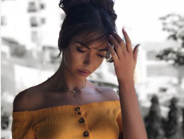 Pushimet s’kanë të mbaruar për Artën, shfaqet ‘përvëluese’ në bikini të kuqe