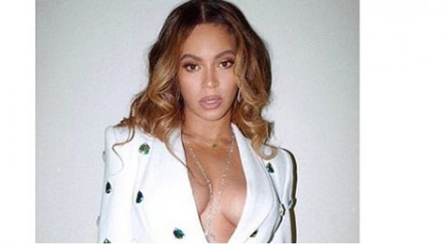 Beyonce shfaqet pa jelek në publik