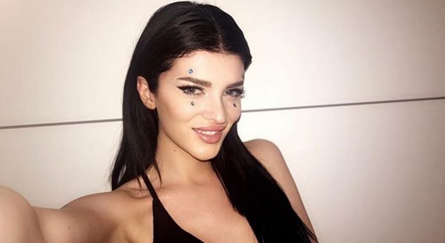 Era Istrefi shfaqet nga studio, paralajmëron diçka