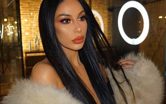 Flaka Krelani provokon para pasqyrës, shfaqet seksi!