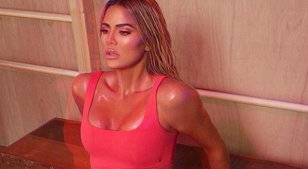 Khloe Kardashian, seksi në të kuqe