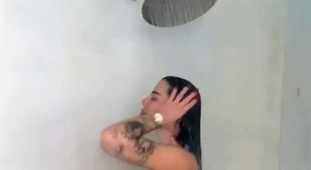 Morena publikon videon e zhveshur duke bërë dush