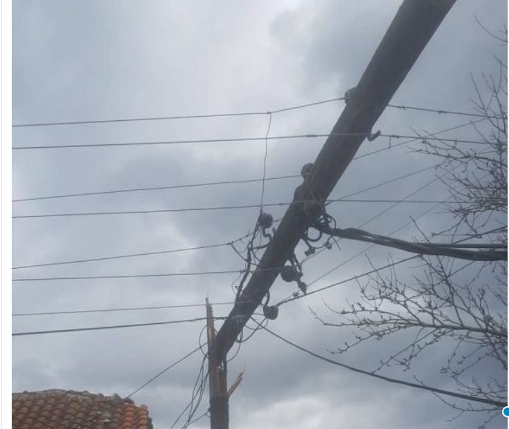 Rrëzohen dy shtylla elektrike, fshati Zllakuqan i Komunës së Klinës mbetet pa energji elektrike