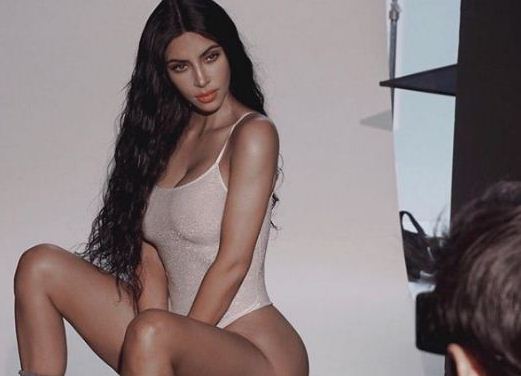 Kim Kardashian nuk lë vend për imagjinatë, vjen e zhveshur nga shtrati!