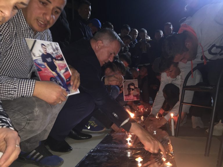 Në Lipjan ndezën qirinj në kujtim të Leonard Retkocerit dhe Sahit Tmavës (FOTO)