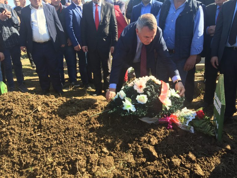 U jepet lamtumira e fundit dy të rinjve nga Lipjani, Leonard Retkoceri dhe Sahit Tmava (FOTO)