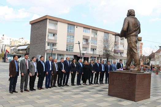 Kryetari Ahmeti bën homazhe pranë shtatores së Komandantit Legjendar Adem Jashari dhe Heroit Ismet Asllani