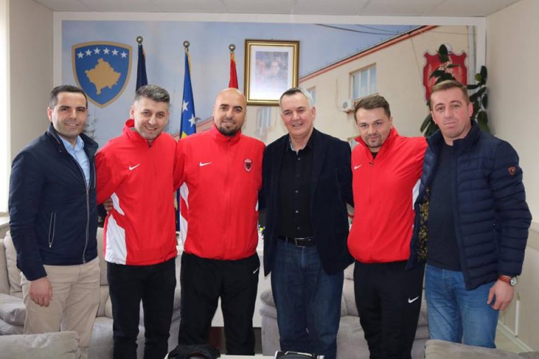 Kryetari Ahmeti prent në takim përfaqësuesit e klubit të futbollit “Dardania Basel” nga Zvicra