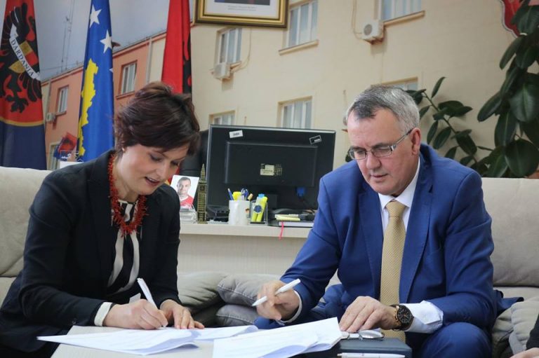 Kryetari Ahmeti nënshkruan marrëveshje me ASB Gjermane për të ndihmuar 15 familje në Lipjan