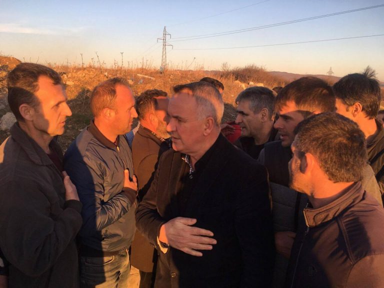Kryetari Imri Ahmeti merr pjesë në varrimin e Qerim Haxhollit, i aksidentuar dje në Duhël ku mbetën të vdekur edhe Leonard Retkoceri e Sahit Tmava