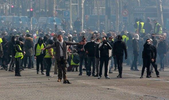 Macron shkarkon nga puna shefat e policisë