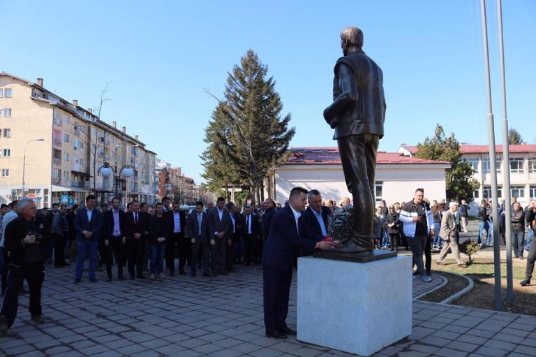 Kryetari Imri Ahmeti bën homazhe tek lapidari i Heroit të Kombit, Ismet Asllani