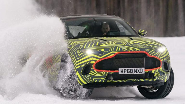 Aston Martin DBX tregon aftësitë në rrugën e rrëshqitshme malore (Video)