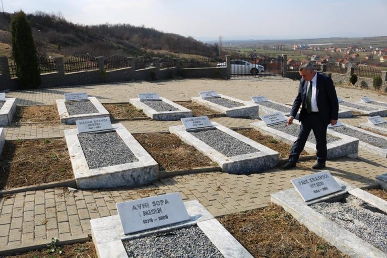 Kryetari Ahmeti qëndron në Sllovi e Hallaq: Shumë shpejt do të gjendët mundësia për rregullimin e infrastrukturës së varrezave