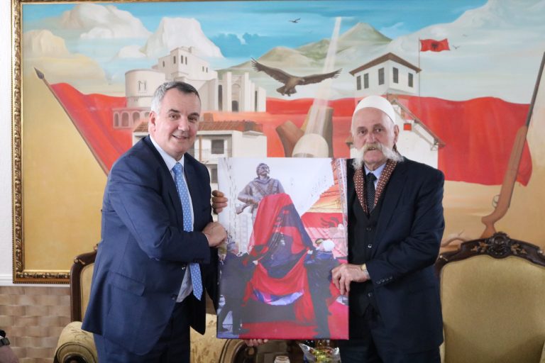 Kryetari Imri Ahmeti bëri homazhe pranë varrit të Komandantit Legjendar Adem Jashari dhe varrezave në Prekaz