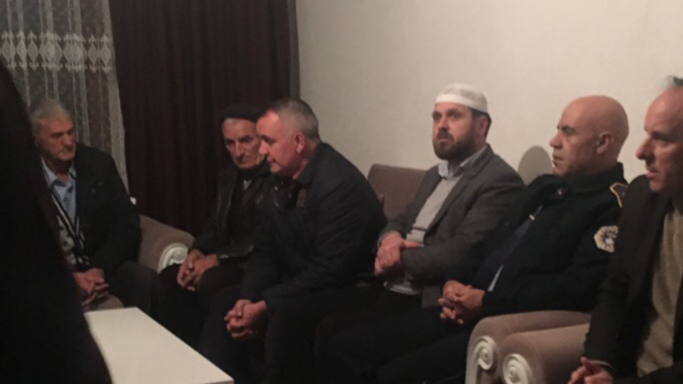 Kryetari Ahmeti viziton familjet Retkoceri e Tmava u shpreh ngushëllime
