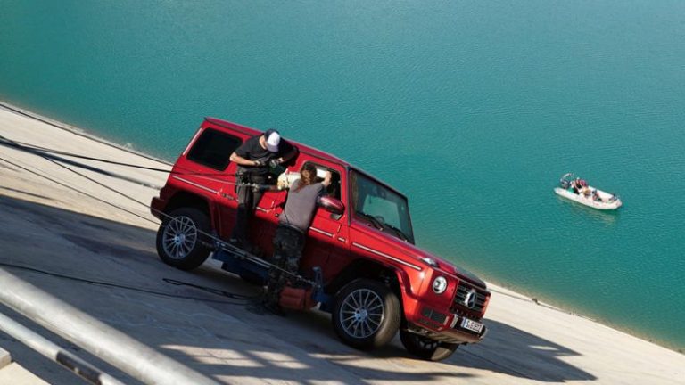 Mercedes-Benz G-Class kaloi me sukses nëpër hapësirën vertikale, në 100 metra lartësi (Video)