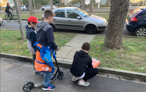 Shokët e 7-vjeçarit nga Lipjani vendosin lule në vendin ku u vra i mituri