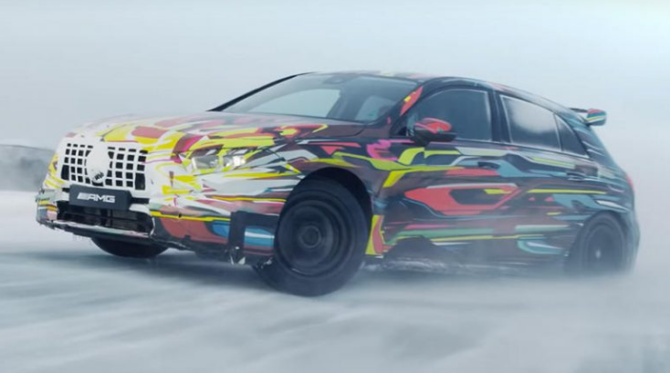 Mercedes-AMG A45 duke bërë xhiro të shpejta mbi liqenin e ngrirë (Video)