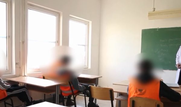 Rrëfimi i mësimdhënësve që mësojnë fëmijët në burgun e Lipjanit