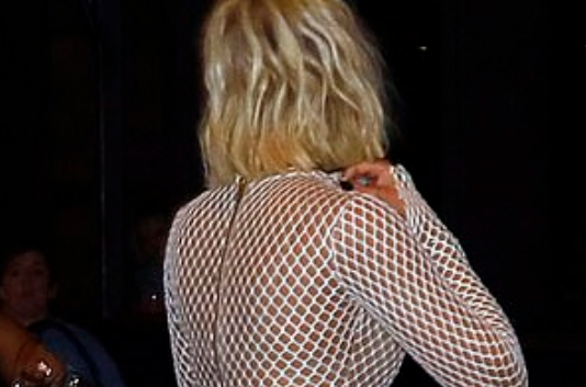Khole Kardashian zhvishet komplet, e mbulon trupin vetëm me një rrjetë
