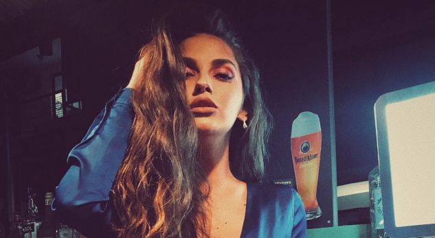 Beatrix Ramosaj shfaqet sensuale me të brendshme në shtrat