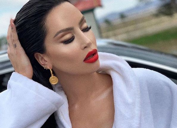 Gjysmë e zhveshur dhe sensuale, Dafina Zeqiri duket ‘zjarr’ fare!
