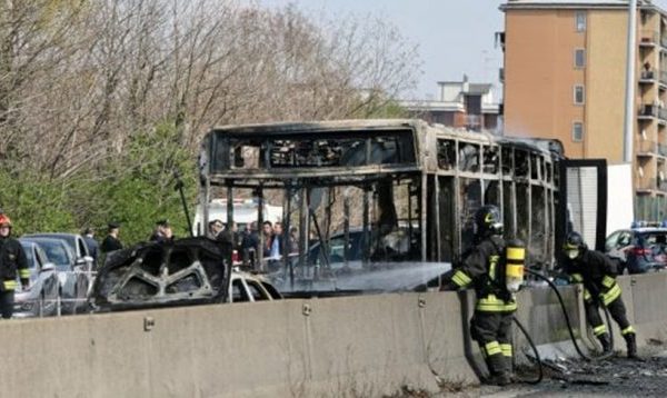 Shoferi i vë zjarrin autobusit pasi zbret 51 nxënës