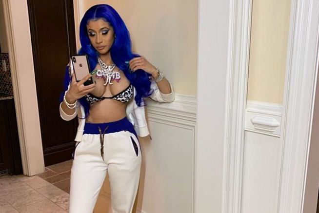 Cardi B thyen rrjetin me tweerk, edhe atë me kokë në tokë