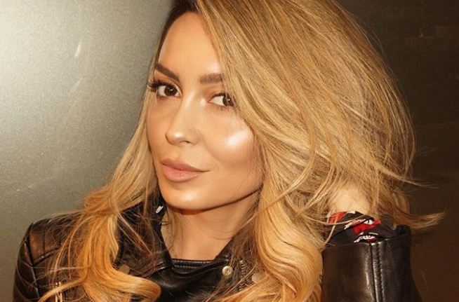Lola Haradinaj në fustan të gjatë, atraktive dhe elegante