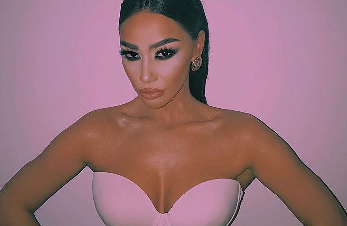 Flaka Krelani publikon video duke bërë lëvizje sensuale dhe provokuese!