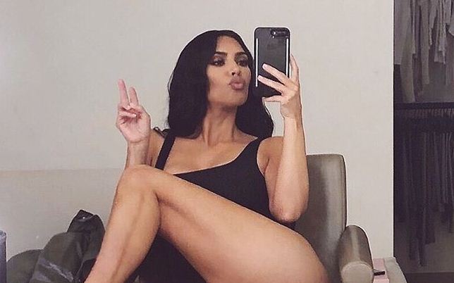Kim Kardashian zhvishet komplet, mbulon pjesët intime me flokë!