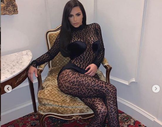 Kim Kardashian me veshje prej leopardi, duket ‘përvëluese’