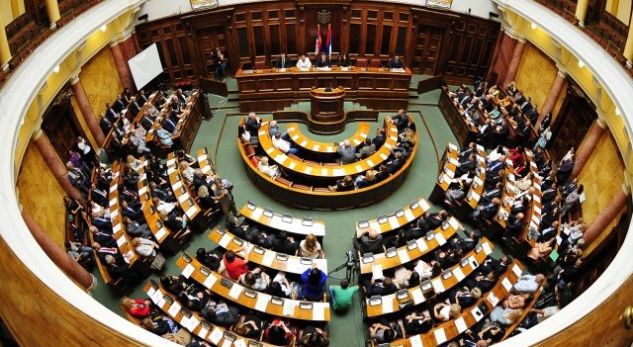 Në Serbi kërkohet seancë e jashtëzakonshme për Kosovën