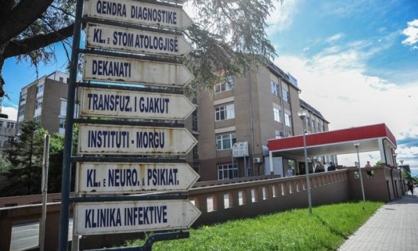 Lipjan, bie bashkë me ashensor në fund të ndërtesës, i lënduari dërgohet urgjentisht në QKUK
