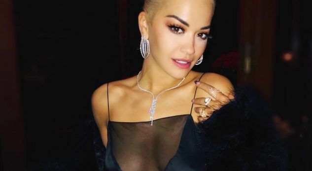 Rita Ora gjysmë e zhveshur në ‘GQ Men Of The Year’, e gjithë vëmendja tek ylli kosovar