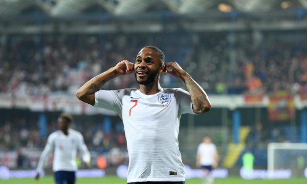 UEFA do t’i fillojë hetimet ndaj Malit të Zi, Sterlingu kërkon ndëshkim të ashpër për malazezët