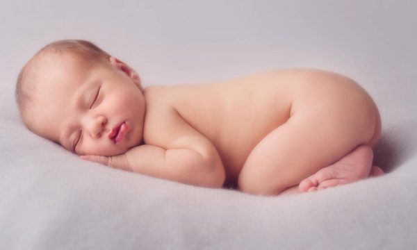 Lind fëmija i parë që ka tre prindër biologjik