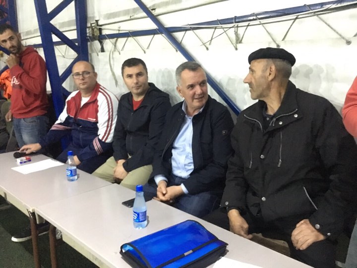 Kryetari Ahmeti qëndron në Shalë, shikon nga afër turnirin “Shaqir Hoxha”