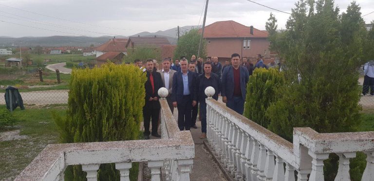 Kryetari Ahmeti bën homazhe pran lapidarit Shaqir Hoxha