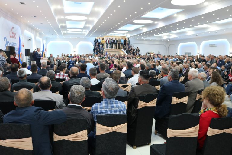 Numër i madh i qytetarëve i bashkohen festës së LDK-së në Lipjan, vështirsi në qarkullim në magjistralën Prishtinë – Ferizaj