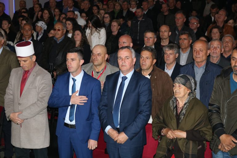 Nderohen dhe përkujtohen dëshmorët dhe martirët e Komunës së Lipjanit