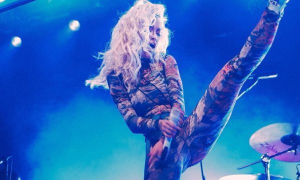 Rita Ora nuk ndalon së bëri shqiponjën në koncertet e saj