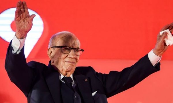 Presidenti 92-vjeçar i Tunizisë premton se nuk do të kërkojë mandat të ri