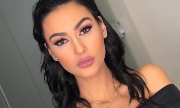 Adrola Dushi pozon në të brendshme